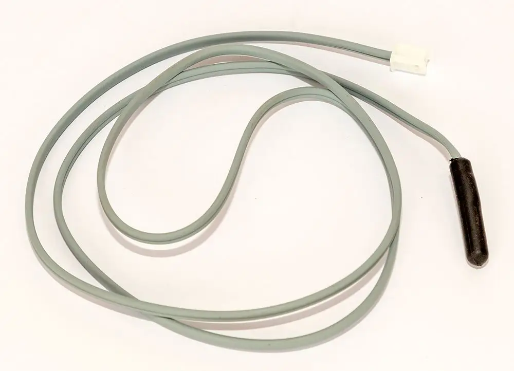 Graues Kabel mit einem NTC-Sensor am Ende, Connectoranschluss für die Verwendung in Daikin Luft/Wasser-Systemen erkennbar.